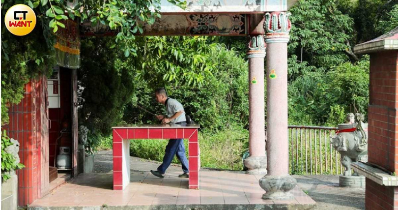 竹北東海地區在地多年的純樸農戶莊棋本(圖)大聲主張「不賣祖宗田」,然而面對璞玉計畫徵收自家農地箭在弦上,只能無奈祈求土地公保佑,留住祖產農地,世代耕耘下去。(圖/黃耀徵攝)