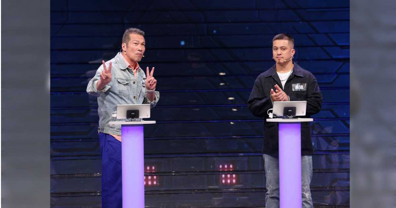 黃遠（右）過關斬將，黃仲崑叫好。（圖／公視提供）