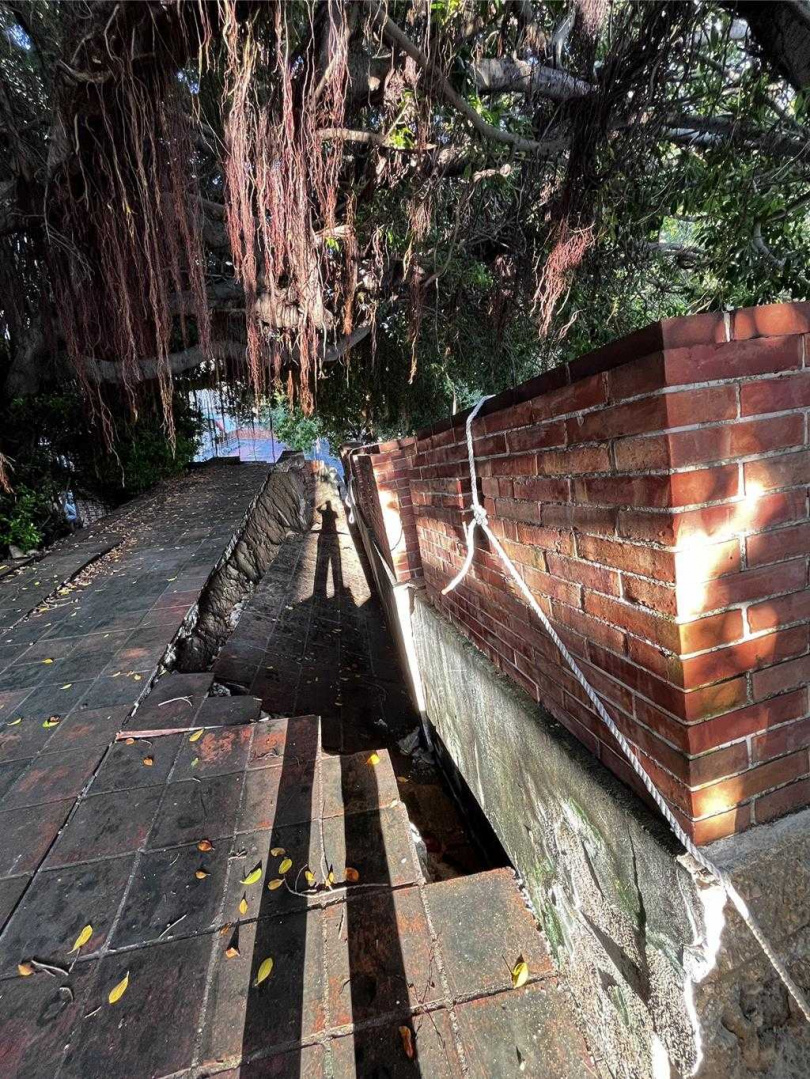 國定古蹟「台灣府城城門及城垣殘蹟」南門段城垣疑因受雨水滲蝕，結構受損發生傾斜塌陷。（圖／翻攝畫面）