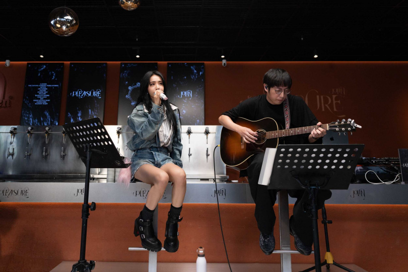 蔡依林帶來〈Fish Love〉、〈Pillow〉及〈玫瑰少年〉不插電版的演出。(圖/華納音樂提供)