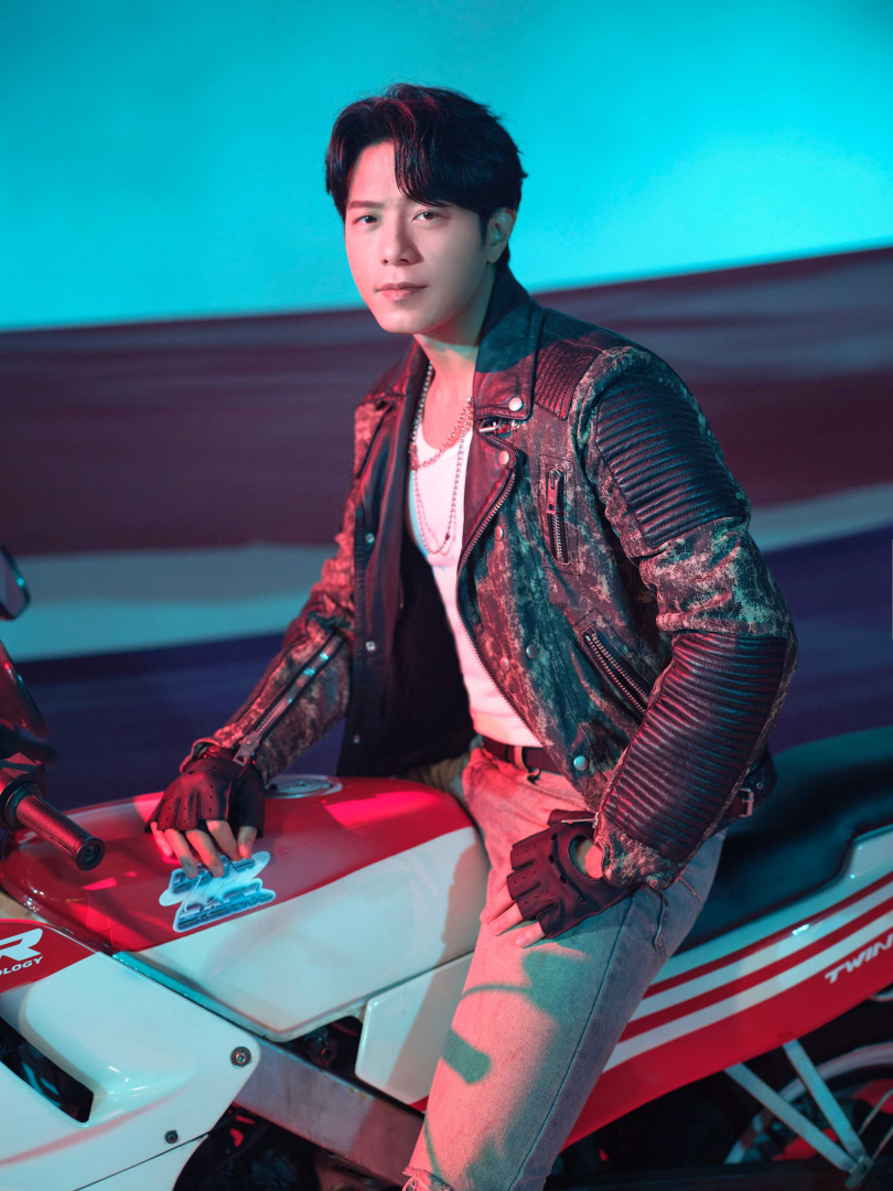 韋禮安騎上重機擺出壞壞的模樣。（圖／索尼音樂提供）