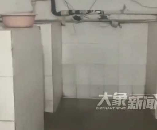 廁所環境十分糟糕。（圖／翻攝自大象新聞）