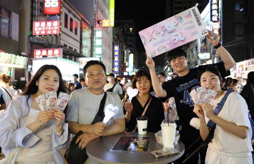 高雄市經發局建構「演唱會」完整產業鏈，深度連結在地商圈、夜市及特色店家，搭配交通接駁、旅宿媒合等全方位配套服務。（圖／翻攝自高雄市政府官網）