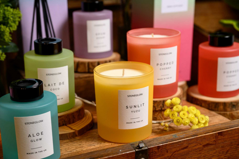 STONEGLOW 繽紛饗宴系列香氛蠟燭 40hr / 1,600元、擴香 130ml / 1,800元(圖/品牌提供)