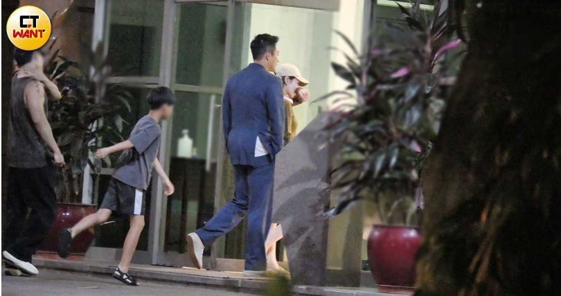 一行人一同走進了一處曾因「八八會館」而名氣響亮的豪宅。（圖／本刊攝影組）