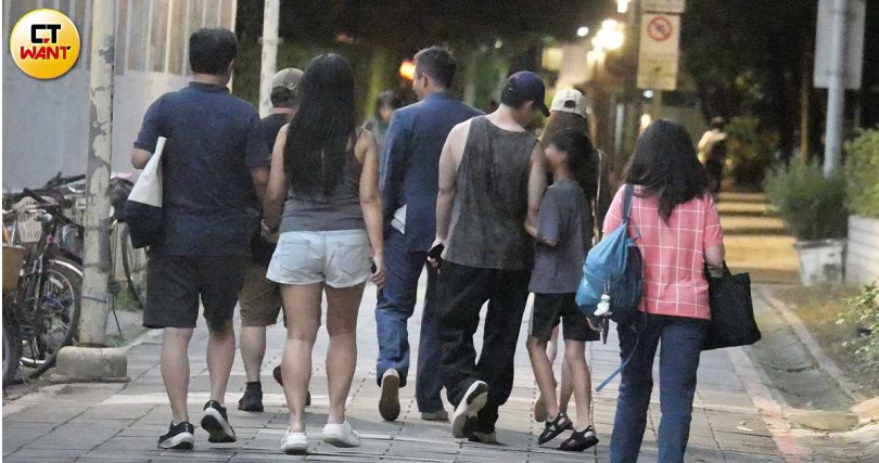 汪小菲的兒子與年輕肌肉男感情看似很不錯，兩人玩得不亦樂乎。（圖／本刊攝影組）