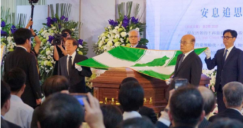 張俊雄告別式中,民進黨籍歷任行政院長游錫堃、謝長廷、蘇貞昌,以及在擔任高雄市長有好表現的陳其邁擔任覆旗官、民進黨高雄黨部主委黃文益擔任呈旗官,以民進黨旗覆棺。(圖/中時記者任義宇攝)