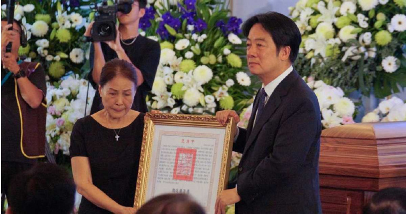 前行政院長張俊雄,上月27日於自家安詳辭世享壽87歲,今(11)日上午於高雄市殯儀館舉行告別式,總統賴清德向家屬頒發褒揚令,指陳俊雄「功在民主、功在國家」,願其安享主懷。(圖/中時記者任義宇攝)