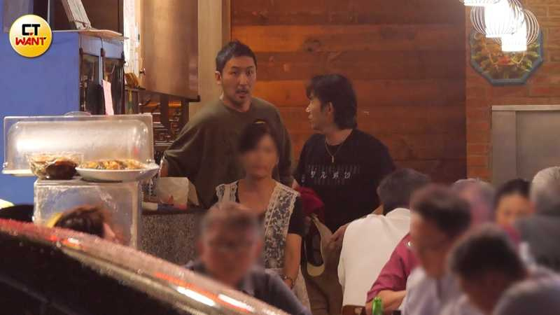 李進良跟温昇豪先一步準備走出餐廳。(圖/本刊攝影組)