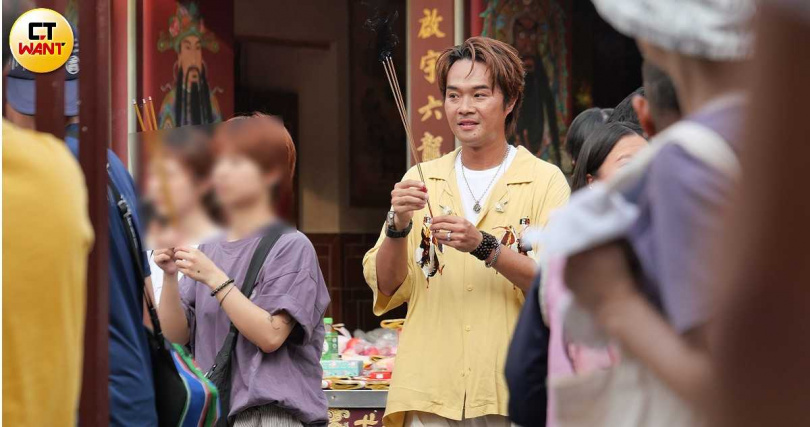 曾以《寶島神很大》拿下金鐘主持的柯大堡,工作結束後不忘參拜霞海城隍廟,相當虔誠。(圖/本刊攝影組)