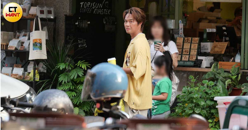 柯大堡與妻女一同離開休息區,在附近的咖啡廳買了咖啡後離去。(圖/本刊攝影組)