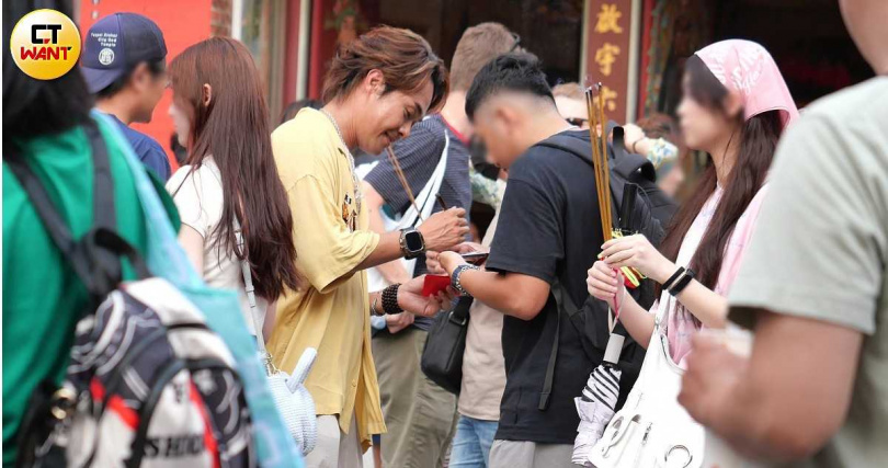 活動結束後,柯大堡忙著幫粉絲簽名。(圖/本刊攝影組)