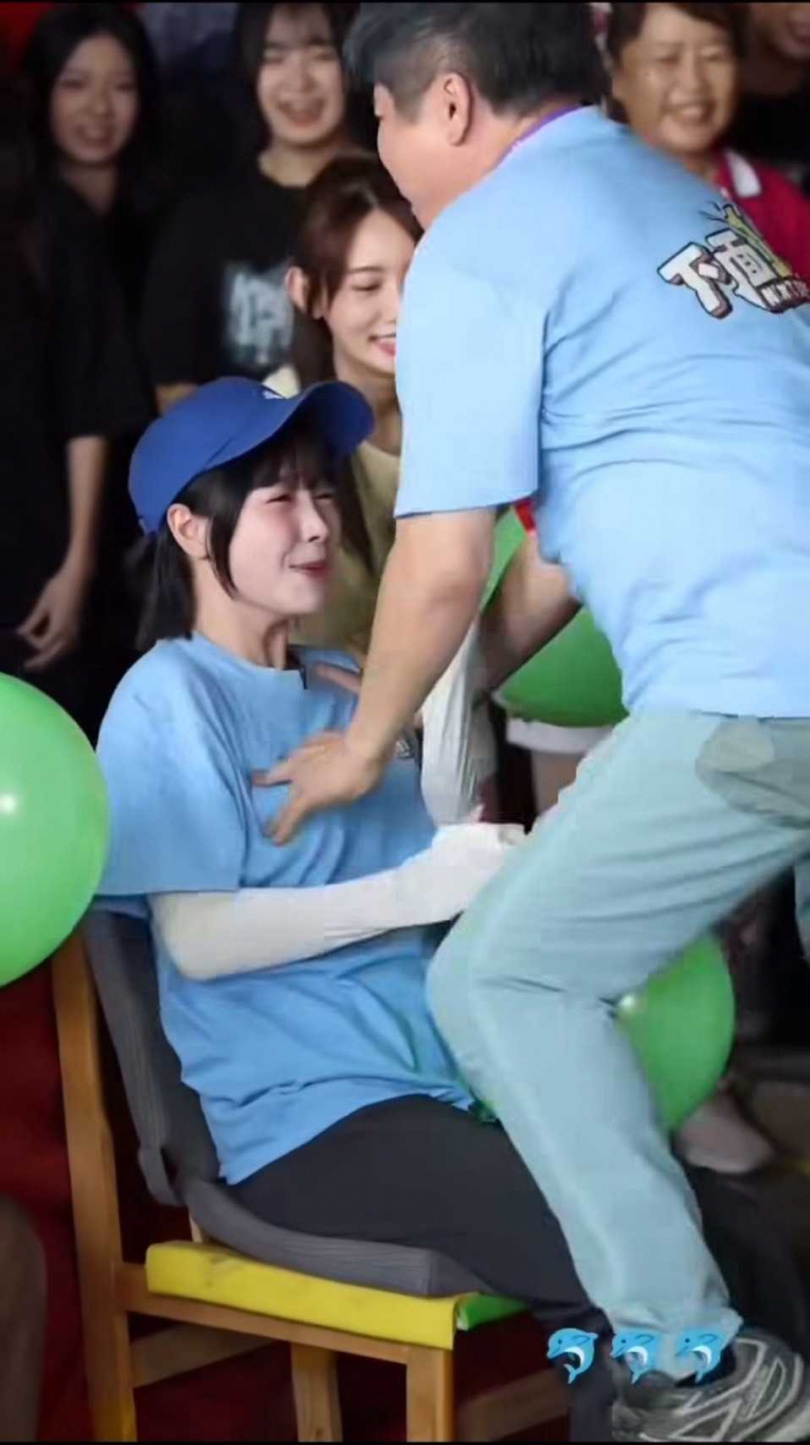 胡瓜玩遊戲疑似摸到籃籃胸口。（圖／翻攝自s8714451 Threads）