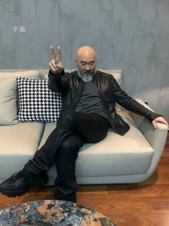 辛龍更新社群，做出YA的手勢向大眾說好久不見，也宣告重啟演藝活動。（圖／翻攝自臉書／辛龍 Shin Lung）