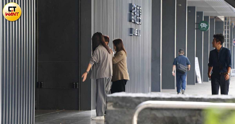 海委會包下高雄亞灣「晶綺盛宴」孔雀紅寶廳，並以跨機關協調之名舉行飲宴。（圖／CTWANT攝影組）