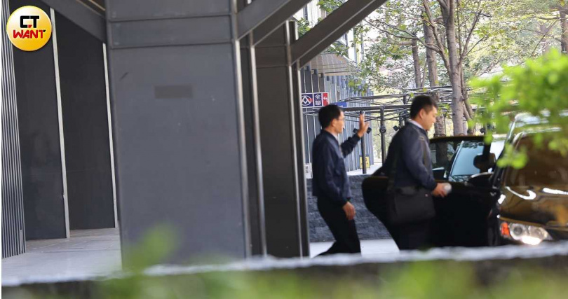 海巡署長張忠龍（揮手者）也為了海委會餐敘風塵僕僕從台北海巡署跑來高雄飲宴。（圖／CTWANT攝影組）