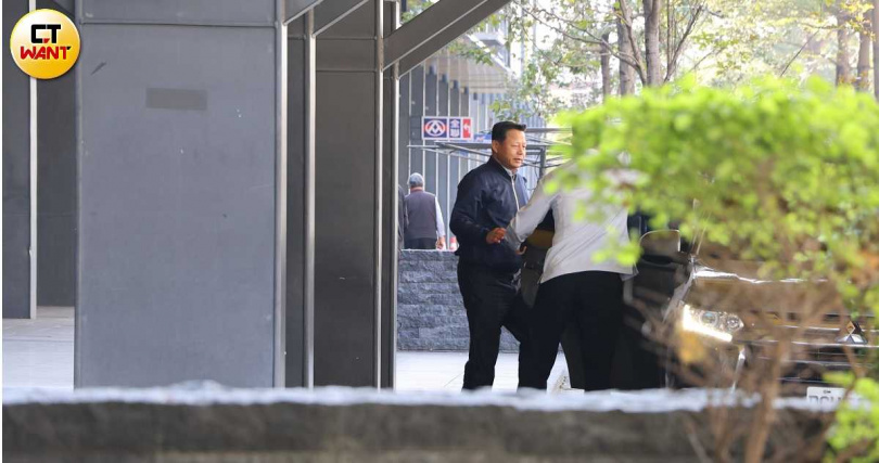 海巡署副署長謝慶欽（黑夾克者）也應邀高雄與會，等於海巡署兩大重要官員皆未鎮守台北的海巡署本部，不免讓人對海巡業務「沒大人坐鎮」感到憂心。（圖／CTWANT攝影組）