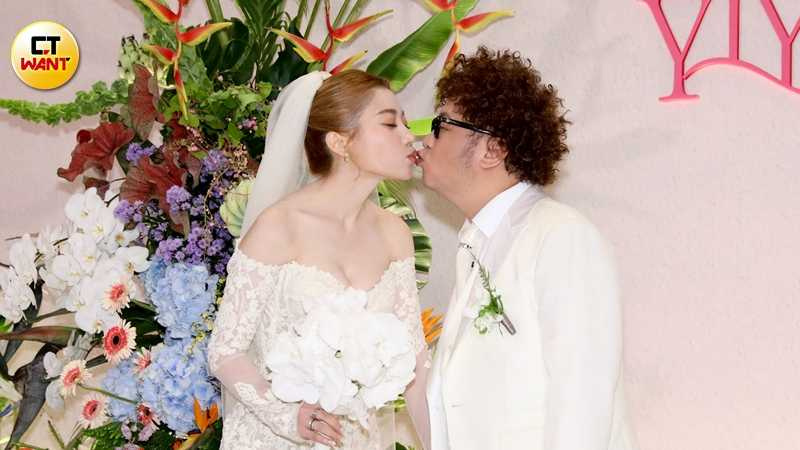 納豆與小12歲的妻子依依於2024年底登記結婚、隔年5月補辦婚宴。(圖/侯世駿攝)