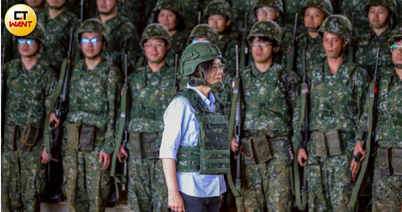 想想論壇認為台灣安全已不只限縮在軍事領域，更是全社會韌性問題。中為前總統蔡英文。（示意圖／黃耀徵攝）