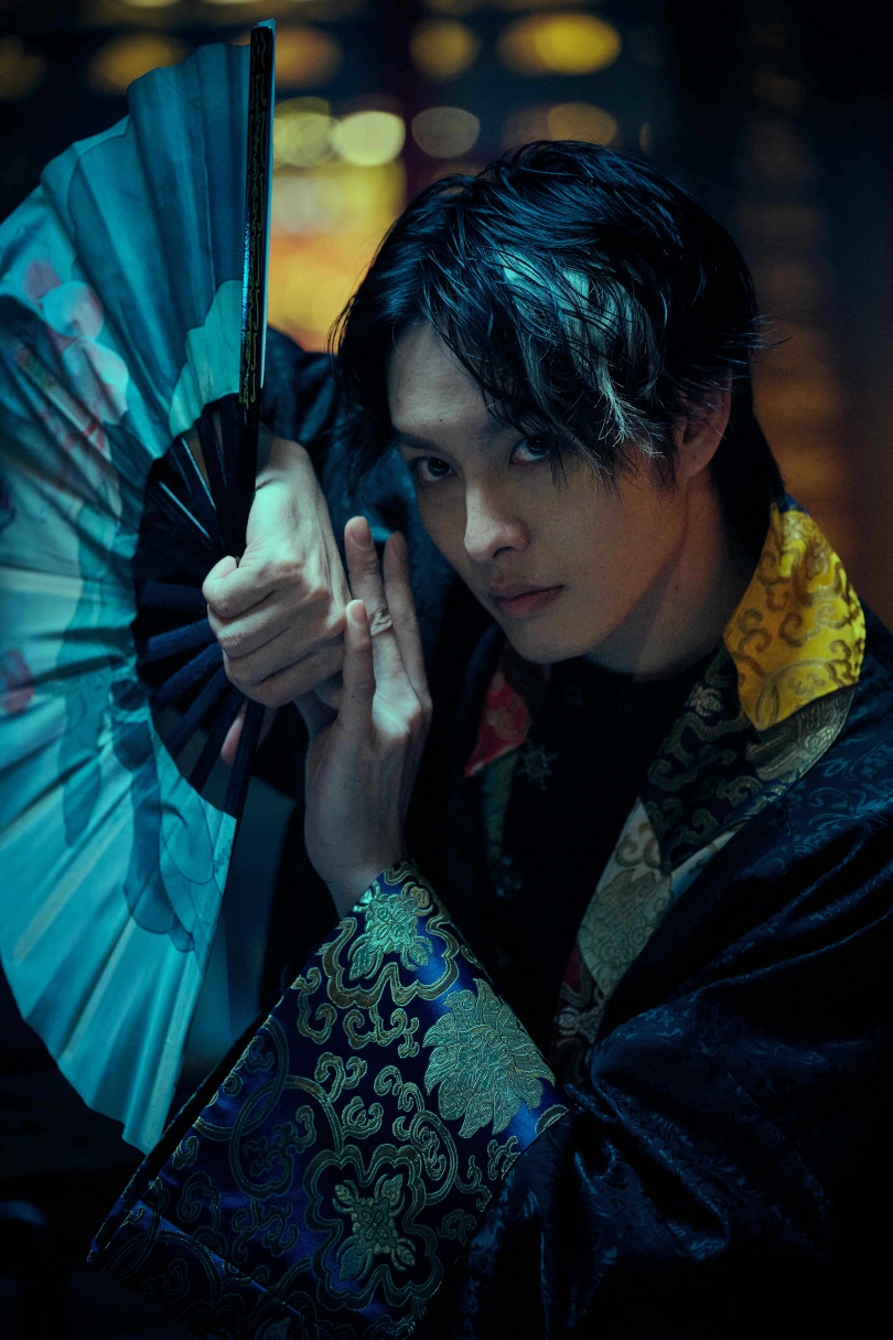 曹佑寧《祭弒》化身仙姑乩身，對鏡苦練勾人眼神。（圖／威視電影）