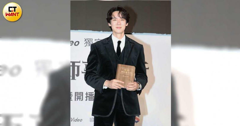 柳演錫在新戲裡飾演經常被鬼魂附身的律師。（圖／王奕棋攝）