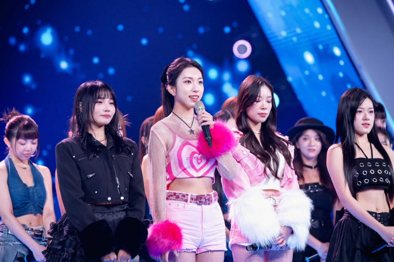 「北醫正妹」吳若湄（中）在演出中揉合創意魔術獲讚。（圖／華視提供）