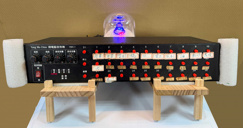 布袋戲團控制各種音效的聲光模擬器原樣展出。（圖／吳德亮翻攝）