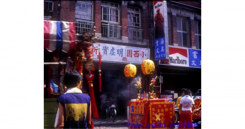 早年佇立大稻埕的小西園戲館請戲盛況。（圖／吳德亮攝影）