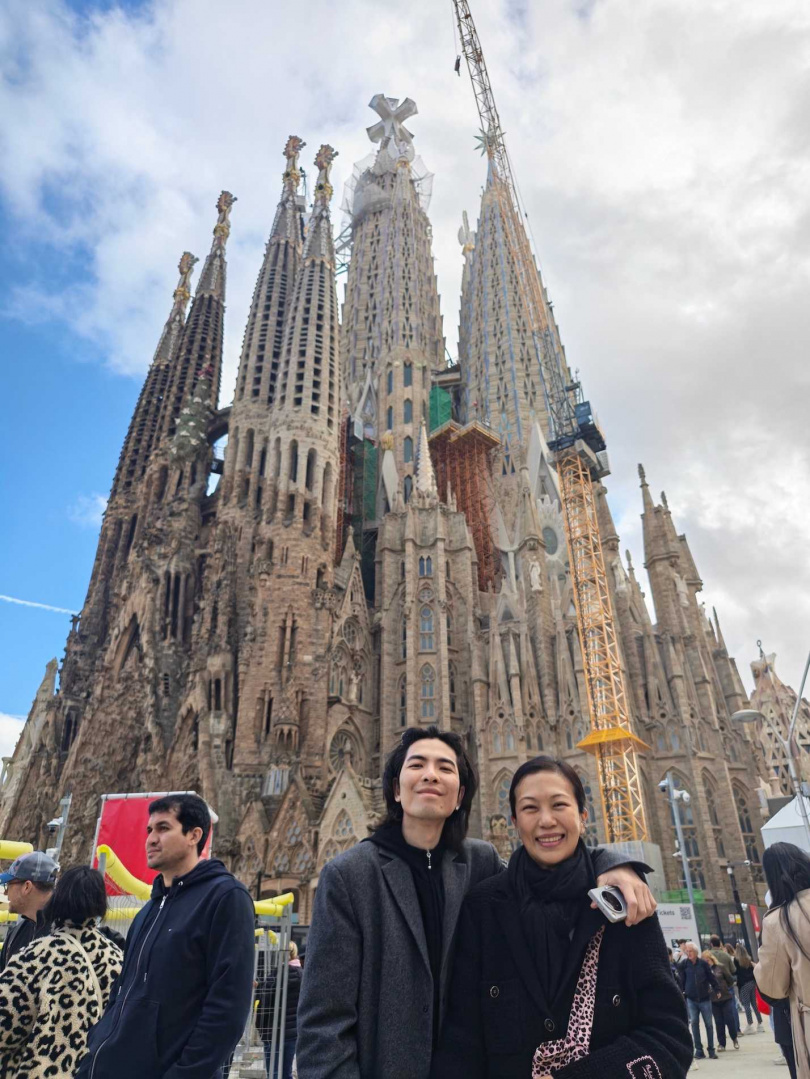 蕭敬騰（左）和愛妻Summer在聖家堂前合影留念。（圖／喜鵲娛樂提供）