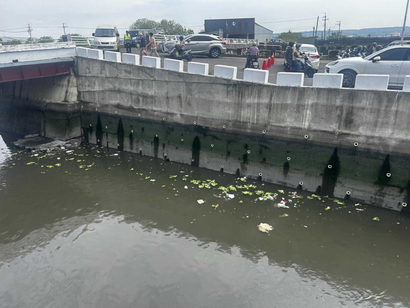 民眾目擊外燴人員亂倒廚餘。（圖／翻攝Threads／＠elmolin0819）