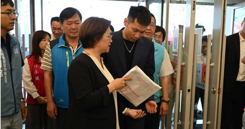 彰化縣長王惠美(前左側身者)遇到運動部長李洋(前右)抓緊機會爭取預算,但因為新年度擴編預算還「卡」在立法院,李洋只能無奈搖頭。(圖/報系資料照)