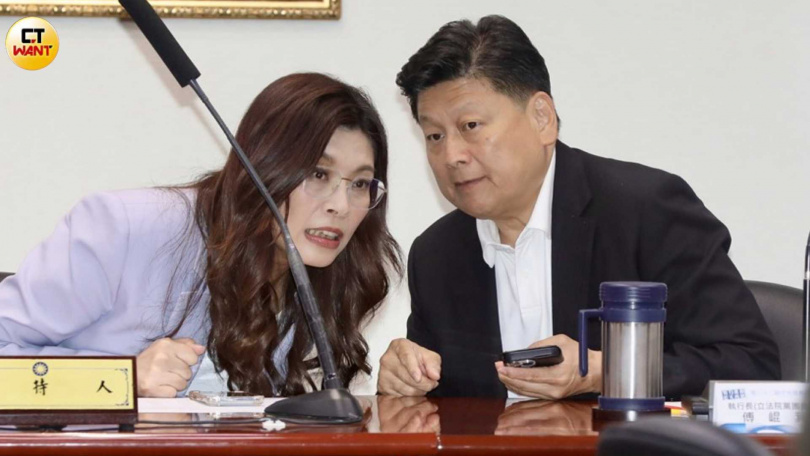國民黨立院黨團總召傅崐萁（右）強調捍衛「三班護病比」決心不變，左為國民黨主席鄭麗文。（圖／方萬民攝）