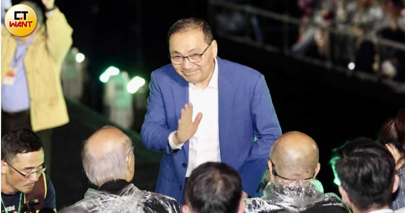 新北市長侯友宜(中)強調淡江大橋12日通車不是地方的選擇。(圖/方萬民攝)