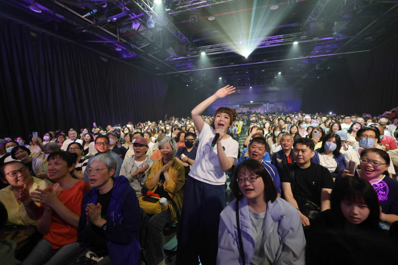 趙詠華演唱會上帶來驚喜的「KTV大合唱」，走入觀眾席近距離互動。（圖／寬宏藝術提供）