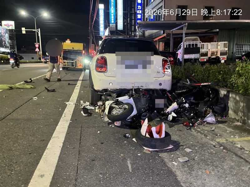 轎車衝擊力道之大，兩名騎士喪命。（圖／翻攝畫面）