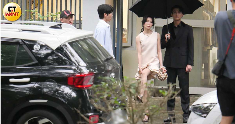 王瑋鍾的腿似乎被蚊子叮了,一直不停在抓癢。(圖/本刊攝影組)