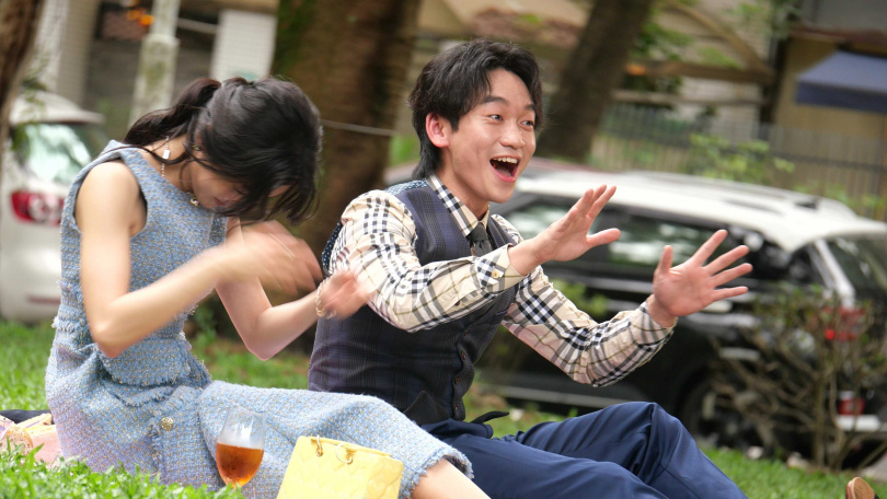 現場一陣躁動,抨擊「為什麼親她」、「憑什麼」,簡劭峰趕緊解釋「沒有親到她」。(圖/本刊攝影組)