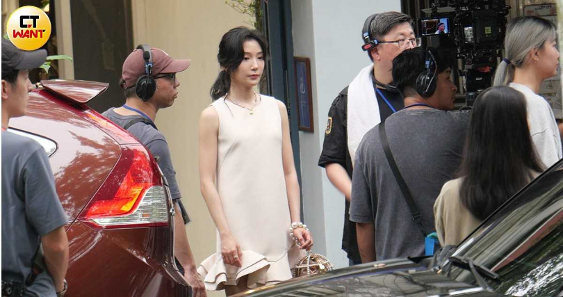 下午4點移師戶外拍攝,女演員王瑋鍾現身,形成「兩男夾一女」的微妙局面。(圖/本刊攝影組)