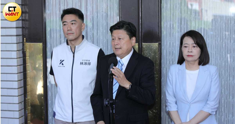 國民黨團總召傅崐萁(中)呼籲行政院,切勿再掏空、架空、霸凌立法院。(圖/周志龍攝)