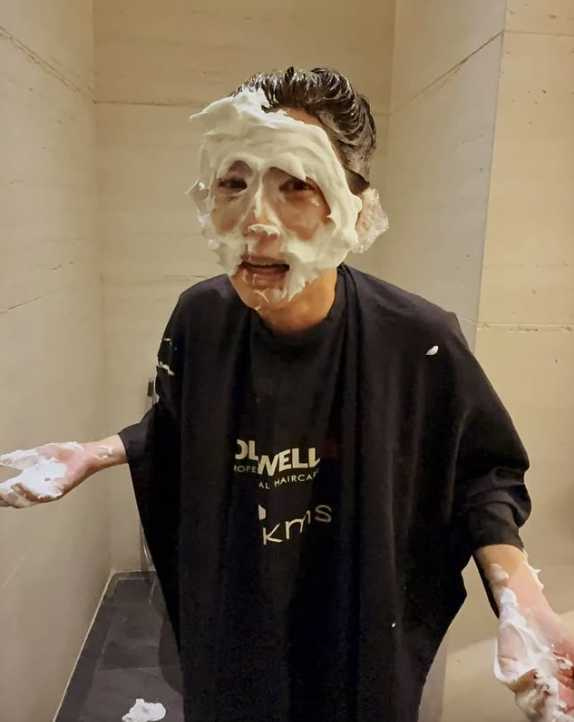 賈靜雯分享自己被刮鬍泡砸滿臉的照片。(圖/翻攝自賈靜雯IG)