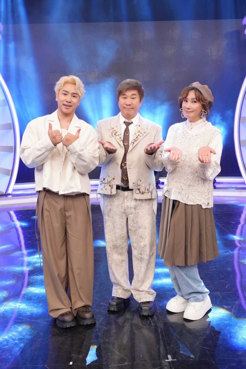 由胡瓜(中)、歐漢聲(左)、陳亞蘭(右)主持的《週末最強大》,一舉入圍本屆金鐘獎「綜藝節目獎」及「綜藝節目主持人獎」兩大獎項。(圖/華視提供)