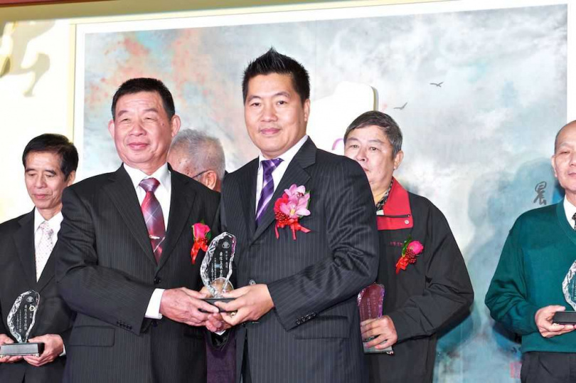 H警官表示,前妻幫陳萬添處理過投資官司,今年5月前妻遭到網路假交友詐騙,他懷疑是陳萬添在搞鬼。(圖/翻攝中華盆栽藝術全國總會臉書)