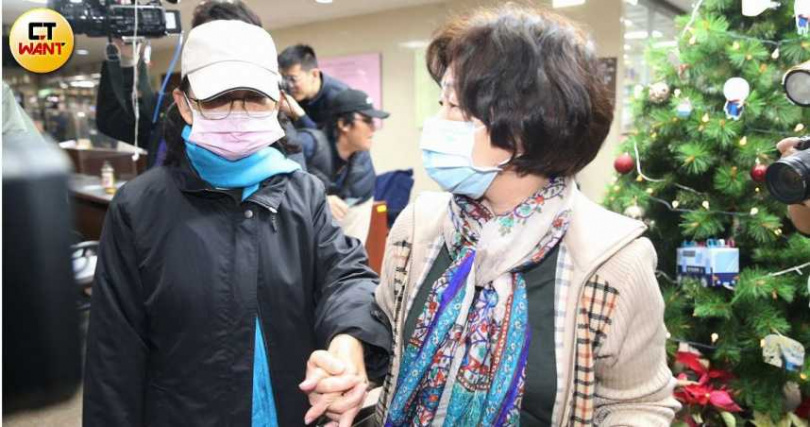 彭振聲諭知500萬元交保,其家屬27日上午抵達北檢辦理交保。(圖/趙世勳攝)