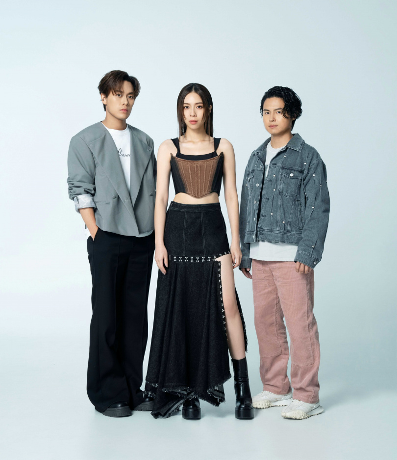 告五人近期蠟燭多頭燒。（圖／相信音樂提供）