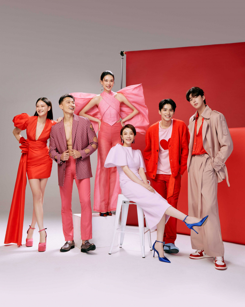 伊林娛樂名模藝人(左起)林玟萱、邱求新、王思偉、蔡淑臻、王品澔、金雲棚拍農曆年賀卡。(圖/伊林娛樂提供)