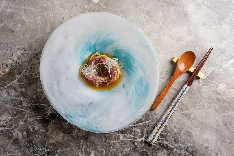 蘭餐廳情人節套餐可吃到佐藤清招牌菜色「SOBA」，除了點綴沖繩水雲、紫蘇及伊比利火腿，搭配的醬油冷湯與手工自製蕎麥麵香氣更相得益彰。（圖／Orchid蘭餐廳提供）