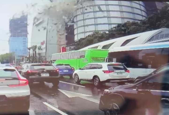 台中新光三越百貨11樓、12樓美食區疑似發生氣爆。（圖／翻攝自爆廢公社）