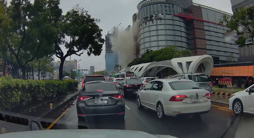 附近的路人也將現場影片上傳至網路。（圖／翻攝Threads）