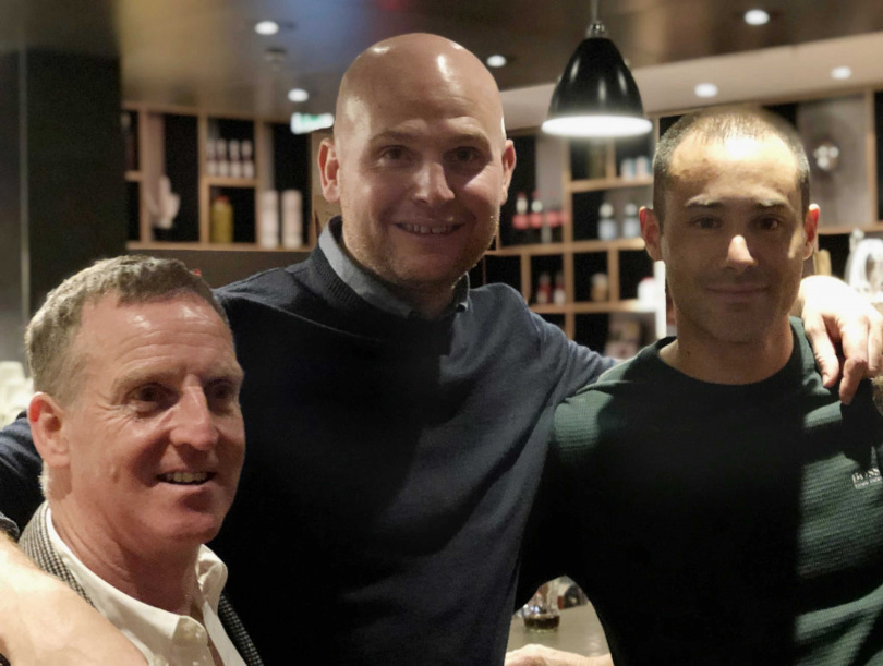 在《窒息倒數》拍攝期間，三位真實事件人物左起戴夫由左起鄧肯奧爾科克（Duncan Allcock）和克里斯萊蒙斯（Chris Lemons）、（Dave Yuasa）親臨片場。（圖／CATCHPLAY提供）