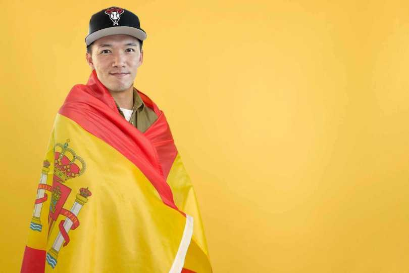 台南Josh分享自己身披西班牙國旗的照片。（圖／翻攝自Threads／tainanjosh）